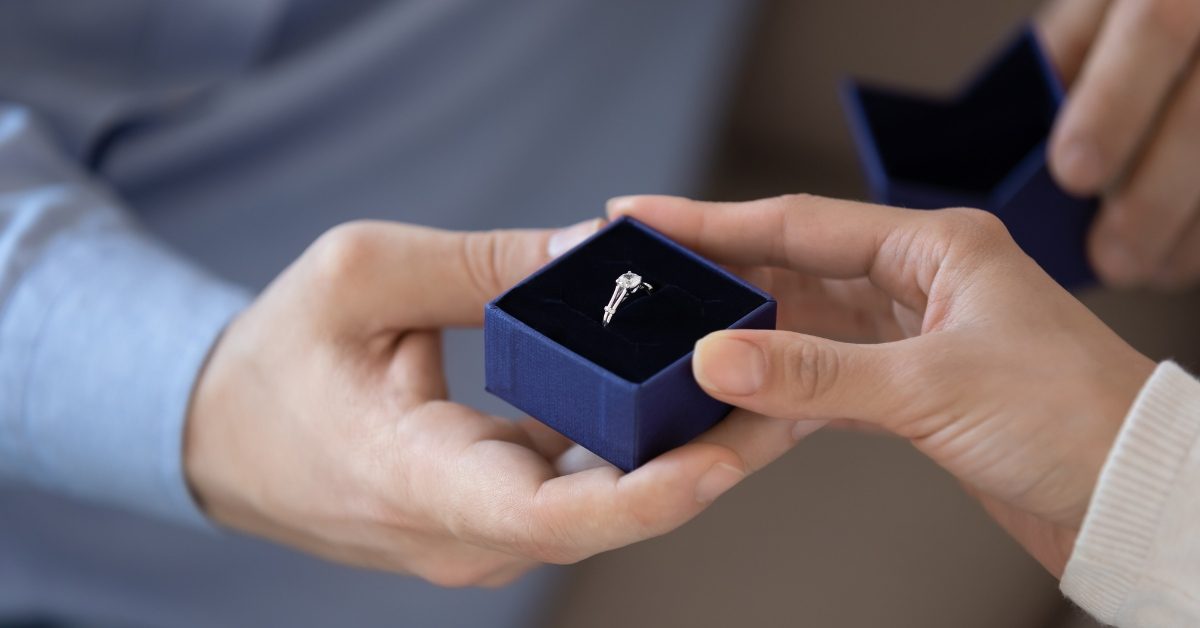Comment trouver discrètement la taille de bague de son partenaire