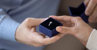 Comment trouver discrètement la taille de bague de son partenaire Comment trouver discrètement la taille de bague de son partenaire