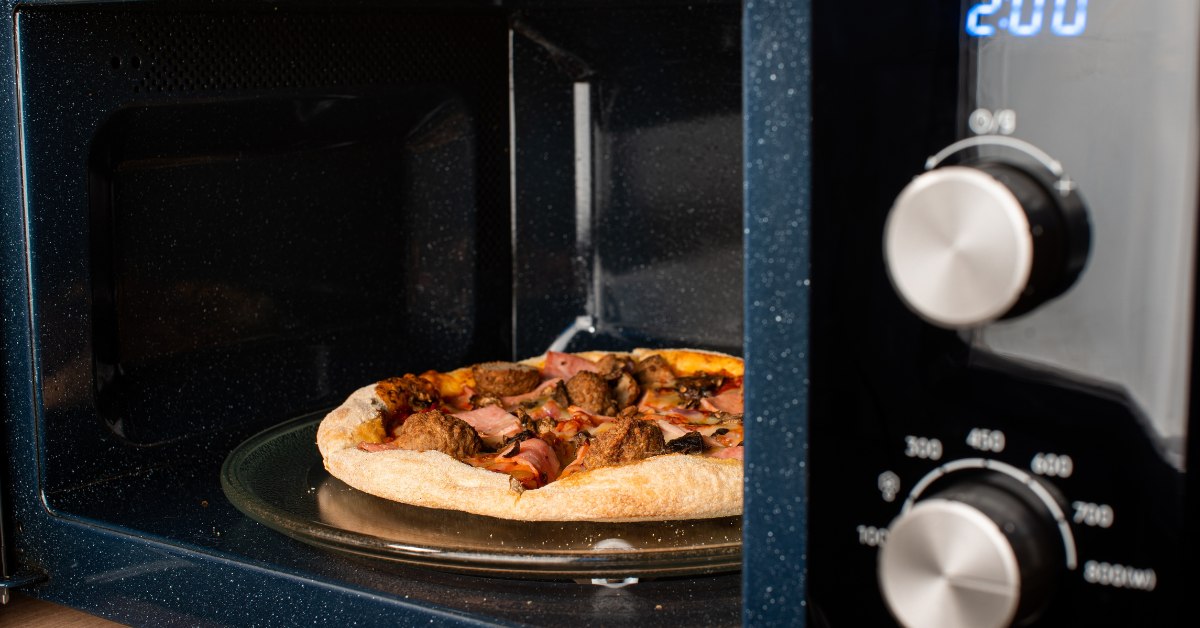 Pourquoi il faut éviter de réchauffer une pizza au micro-ondes : risque de texture molle