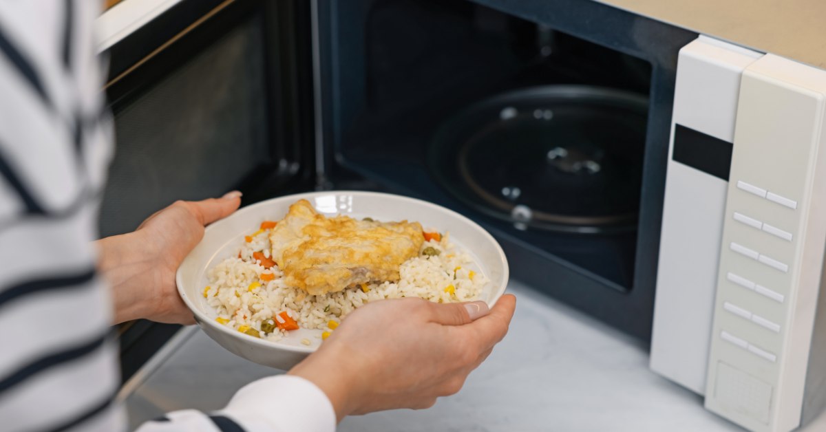 Plat de riz et poulet réchauffé au micro-ondes : attention aux risques de bactéries et de points chauds
