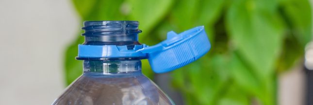 les bouchons seront obligatoirement attachés sur les bouteilles en plastique