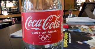 Des microparticules de plastique dans le Coca Cola et le Schweppes Des microparticules de plastique dans le Coca Cola et le Schweppes
