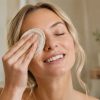 Beauté : quelle routine pour démaquiller les yeux sensibles ?