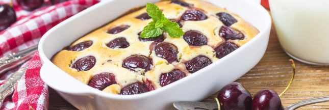 Comment empêcher les cerises de tomber au fond du moule dans un clafoutis ?