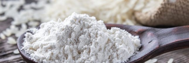 Farine de riz blanche dans un bol en bois pour cuisine sans gluten