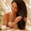 Le beurre de karité, une mine de bienfaits pour les cheveux en été ! Le beurre de karité, une mine de bienfaits pour les cheveux en été !
