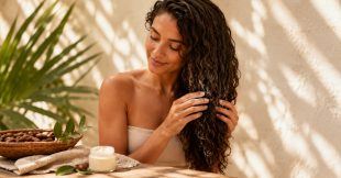 Le beurre de karité, une mine de bienfaits pour les cheveux en été !