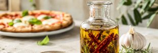 Recette - L'huile pimentée maison qui transforme pizzas, pâtes et légumes Recette - L'huile pimentée maison qui transforme pizzas, pâtes et légumes