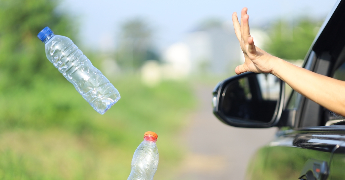 Sur l'autoroute, trop de Français jettent encore leurs déchets par la fenêtre Sur l'autoroute, trop de Français jettent encore leurs déchets par la fenêtre