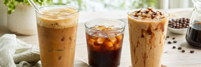 Trois cafés glacés maison servis avec des glaçons sur une table lumineuse en été