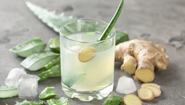 Verre de boisson à l'aloe et gingembre