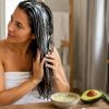 Soleil, mer, colorations : le masque maison qui sauve les cheveux secs Soleil, mer, colorations : le masque maison qui sauve les cheveux secs