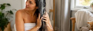 Soleil, mer, colorations : le masque maison qui sauve les cheveux secs Soleil, mer, colorations : le masque maison qui sauve les cheveux secs