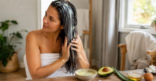 Soleil, mer, colorations : le masque maison qui sauve les cheveux secs Soleil, mer, colorations : le masque maison qui sauve les cheveux secs