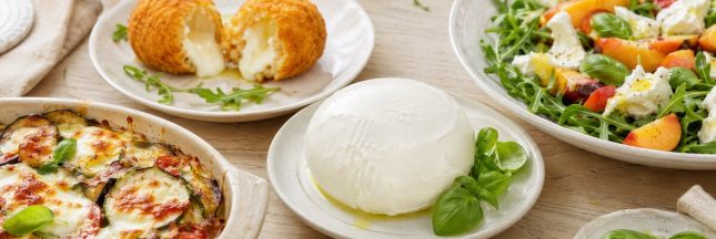 Mozzarella fraîche entourée d’arancini, d’un gratin de légumes et d’une salade estivale