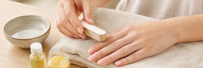 La manucure japonaise nourrit, polit et fait naturellement briller les ongles.