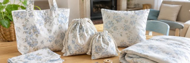 Sac, pochons, chiffons et housse de coussin confectionnés avec de vieux draps fleuris.
