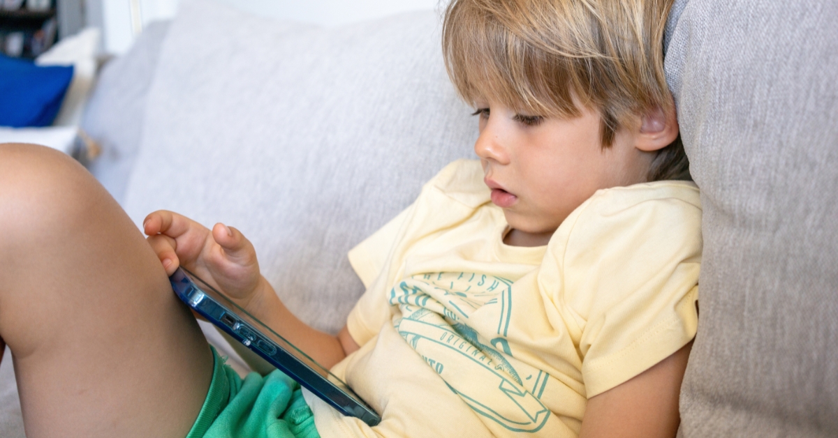 L'inquiétante génération des 'enfants d'intérieur' : une jeunesse coupée de la nature L'inquiétante génération des 'enfants d'intérieur' : une jeunesse coupée de la nature