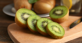 Manger la peau du kiwi : une habitude surprenante aux incroyables bienfaits pour la santé Manger la peau du kiwi : une habitude surprenante aux incroyables bienfaits pour la santé