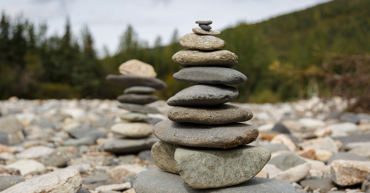 Vous aimez empiler des pierres ? Voici pourquoi c'est une catastrophe écologique Vous aimez empiler des pierres ? Voici pourquoi c'est une catastrophe écologique