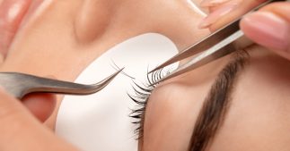 Extensions de cils : quand la beauté menace les yeux Extensions de cils : quand la beauté menace les yeux