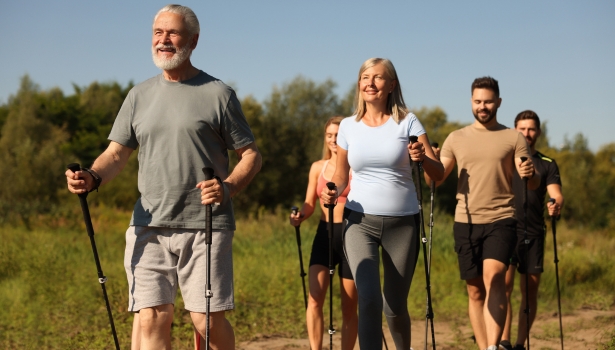 Essayez la marche nordique : un sport complet, rythmé et vivifiant