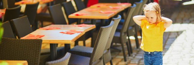 Tendance 'no kids' : le gouvernement dit stop à l'exclusion des enfants