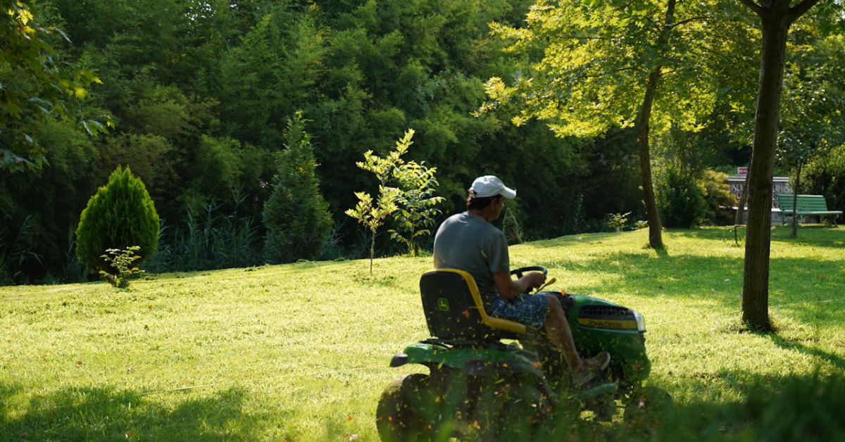 Choisir un tracteur tondeuse pour un grand jardin soigné : critères