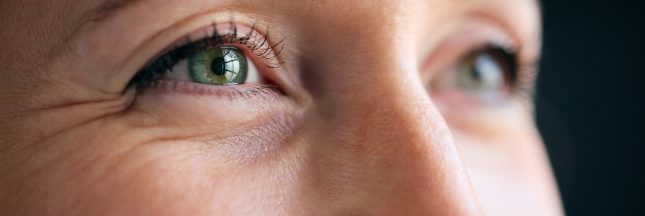 yeux gonflés et fatigués