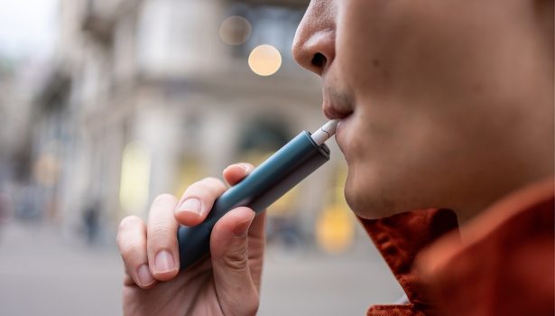 Le monde écrase sa clope... mais rallume sa vapoteuse