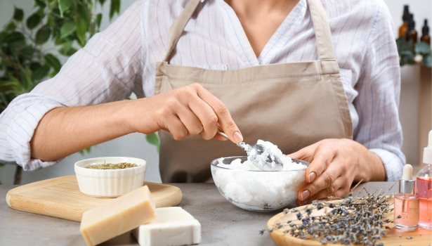 Scène de fabrication maison : huile, miel, marc de café, ustensiles naturels.