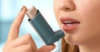 Ces traitements de l'asthme qui rejettent autant de CO₂ qu'un demi million voitures