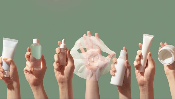 Pots de crème et flacons nettoyés, réutilisés pour ranger des cotons lavables, bijoux, ou huiles essentielles.