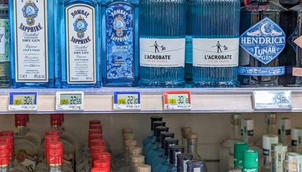 Approvisionnement en bouteilles de gin sur les rayons des supermarchés