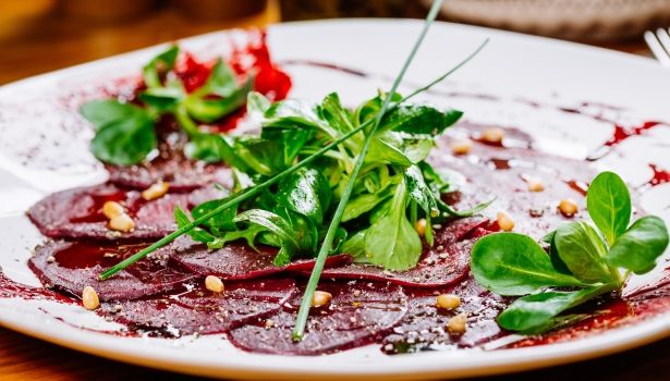 Carpaccio de betterave crue, noix et huile de noisette