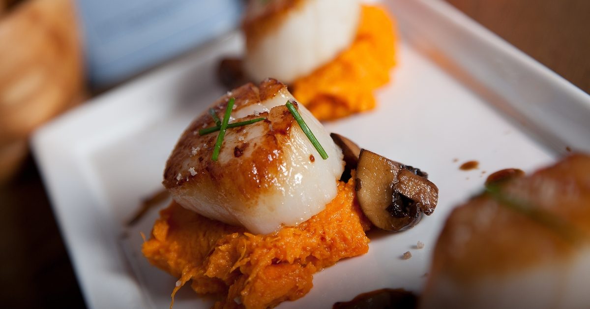 Coquilles Saint-Jacques poêlées à la purée de patate douce et champignons