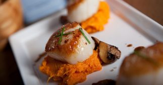 Coquilles Saint-Jacques poêlées à la purée de patate douce et champignons