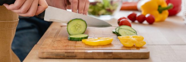 Entretenir une planche à découper en bois : nettoyage, désinfection et huilage