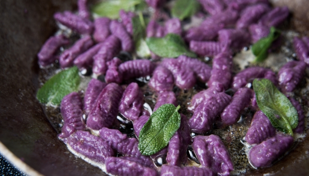 Gnocchis violets au beurre de sauge