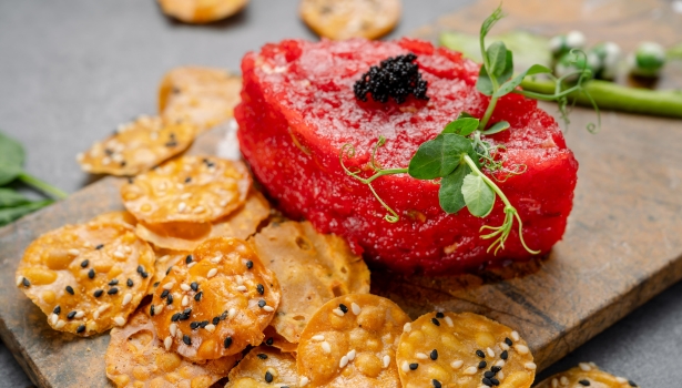 Tartare de betterave aux chips de sésame
