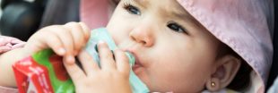 Alimentation des bébés : alerte sur les nouveaux 'apéros' ultra-transformés