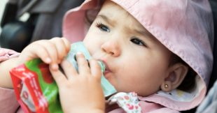 Alimentation des bébés : alerte sur les nouveaux 'apéros' ultra-transformés