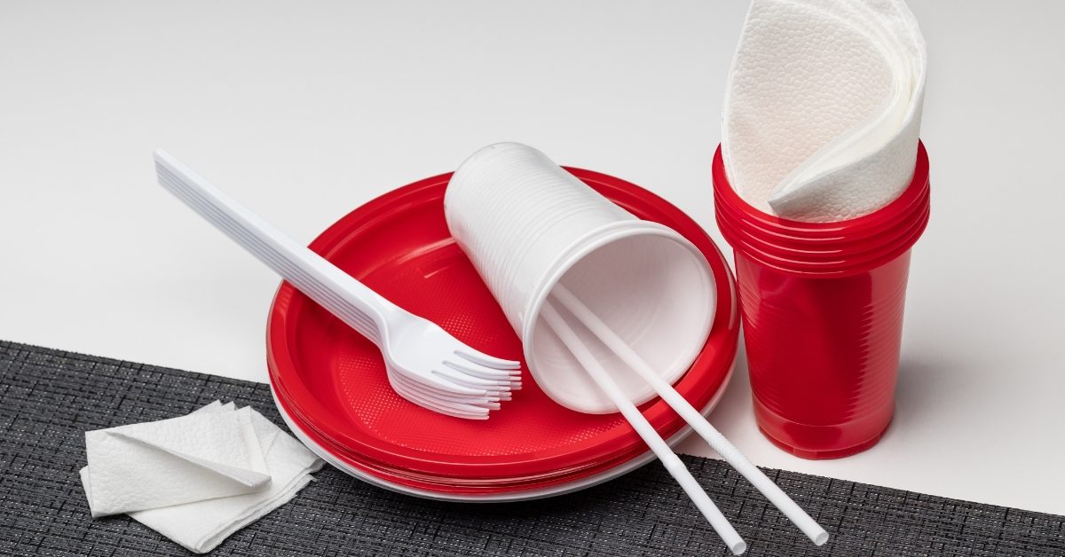 Plastique jetable : l’interdiction bafouée par plusieurs distributeurs