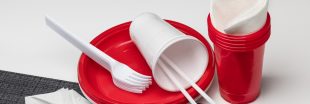 Plastique jetable : l'interdiction bafouée par plusieurs distributeurs Plastique jetable : l'interdiction bafouée par plusieurs distributeurs