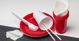 Plastique jetable : l'interdiction bafouée par plusieurs distributeurs Plastique jetable : l'interdiction bafouée par plusieurs distributeurs