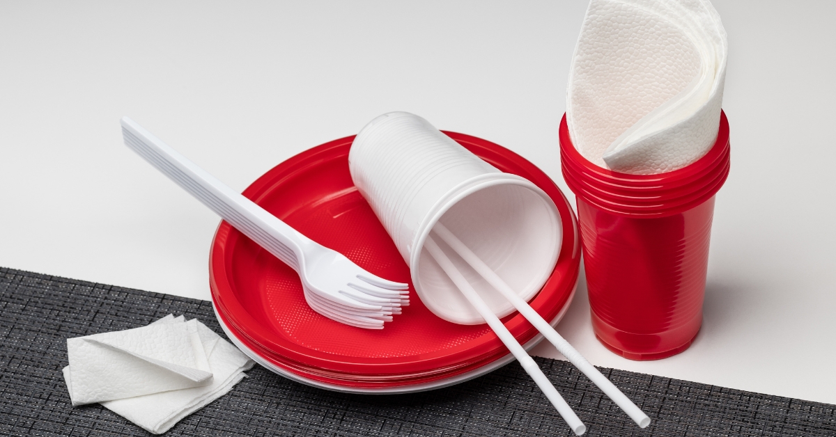 Plastique jetable : l'interdiction bafouée par plusieurs distributeurs Plastique jetable : l'interdiction bafouée par plusieurs distributeurs