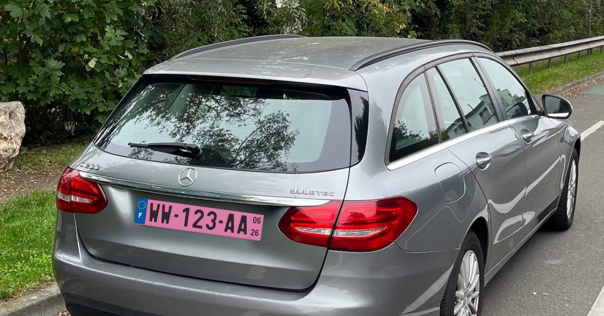 Plaques d’immatriculation roses : pourquoi l’État change les règles en 2026 ?