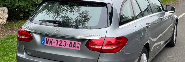 Plaques d'immatriculation roses : pourquoi l'État change les règles en 2026 ?