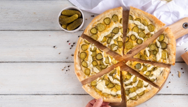 Pickle Pizza avec sauce au fromage et concombres marinés
