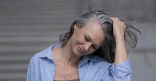 Et si les cheveux blancs étaient un signe que le corps se protège du cancer ?